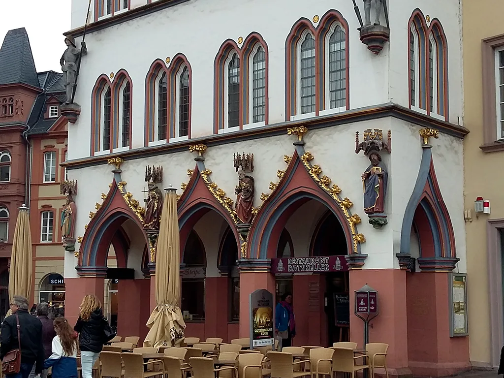 Historisches Gebäude mit bemalter Fassade am Marktplatz.